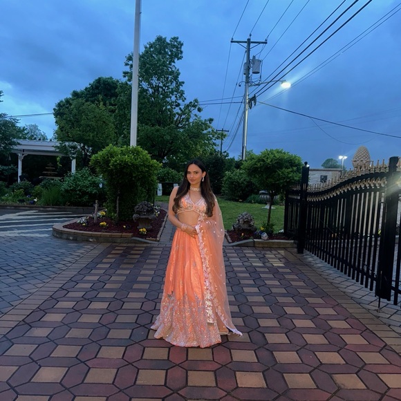 Bust: 32-33 waist :22-23 ONLY WORN  ONCE. LENGTH 3.4 ft. - Picture 3 of 7